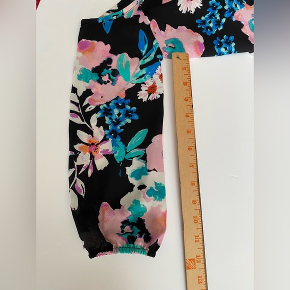 Lily White Nordstrom Tops Beautiful Printed Blouse With Shoulder Cut Outs, XS - Picture 8 of 16